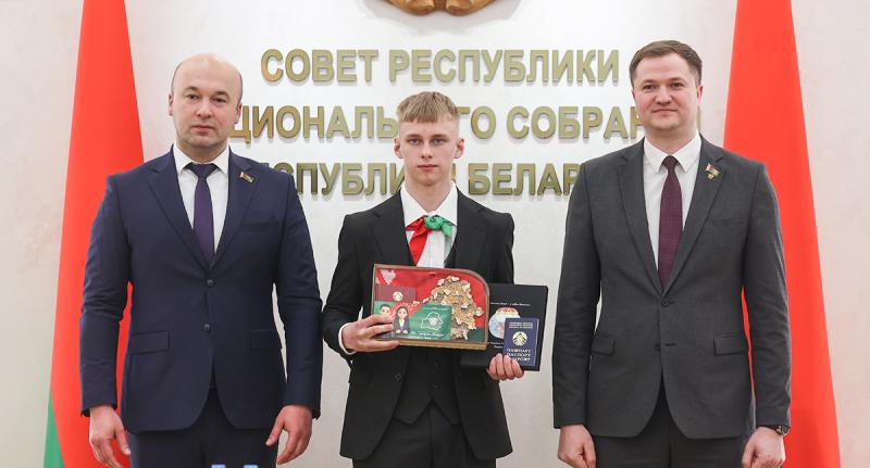 Школьникам вручили первые паспорта в Совете Республики. В их числе представители Могилевской области