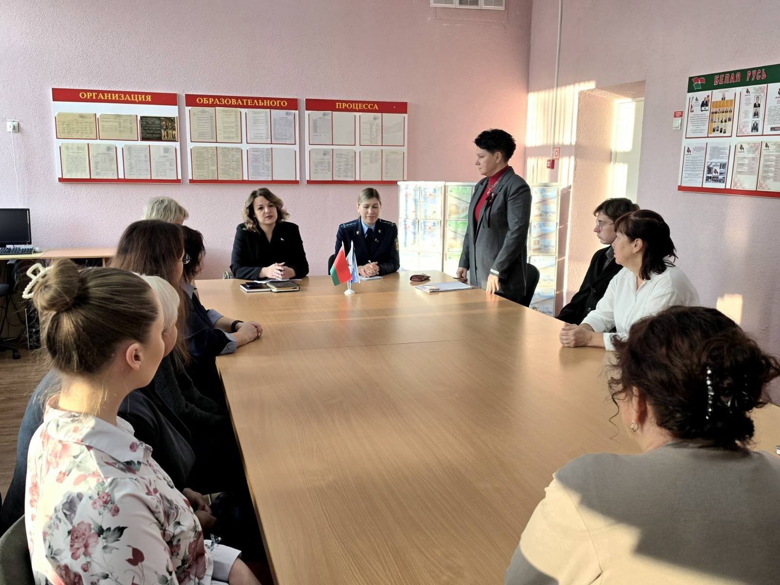 Правовой ликбез для педагогов: в Туголицкой школе состоялся приём граждан class=