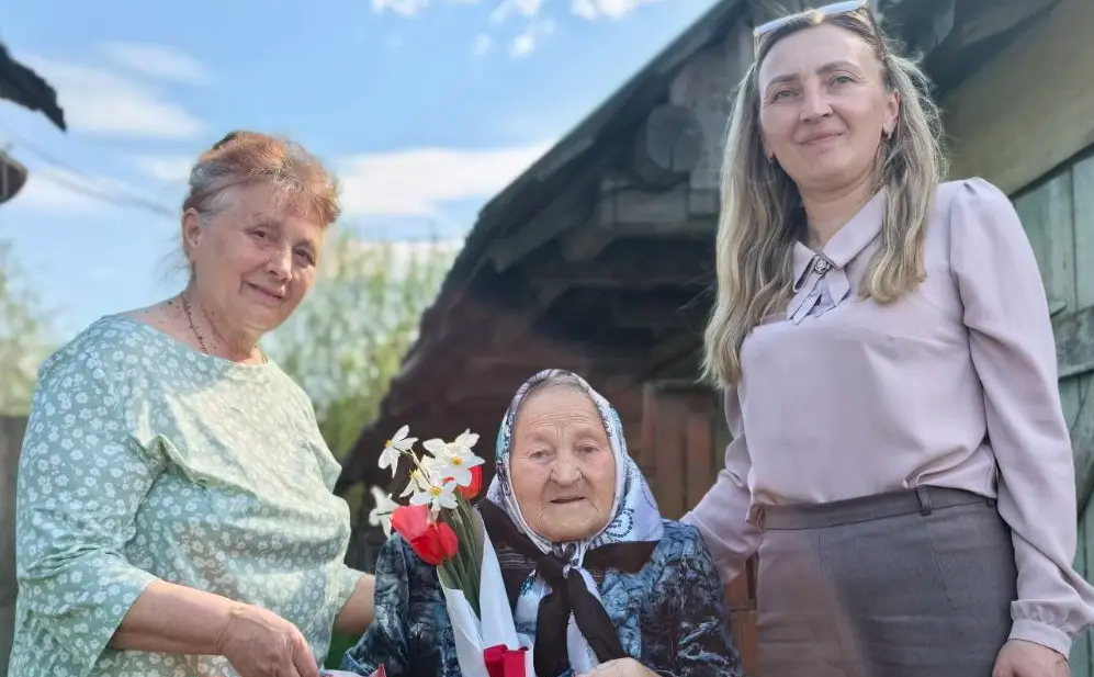 Поздравления с 90-летием принимала ветеран труда Анисия Балаханова class=