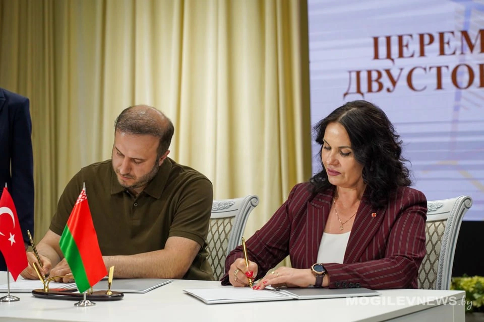 От роботизации до кадров: узнали, какие соглашения подписали на форуме в Могилеве. Фото