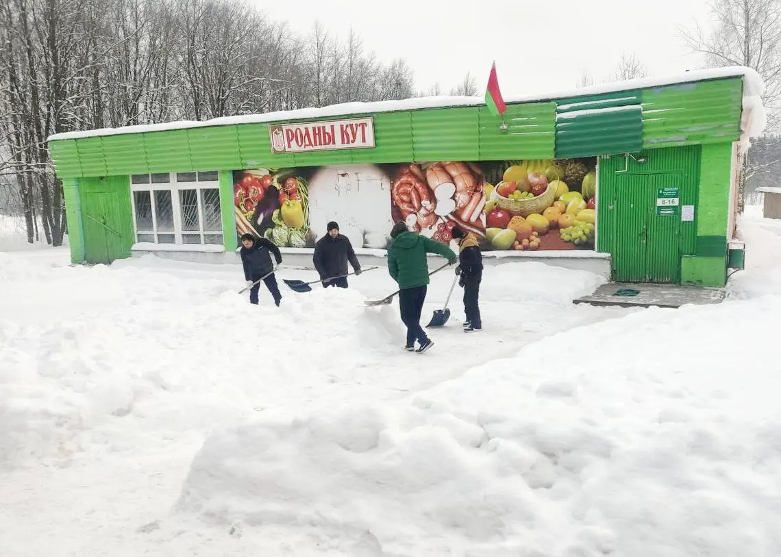 Правоохранители Бобруйского РОВД подключили к уборке снега своих подопечных