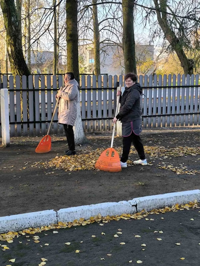Фотофакт: экологический субботник провели работники Михалевской школы