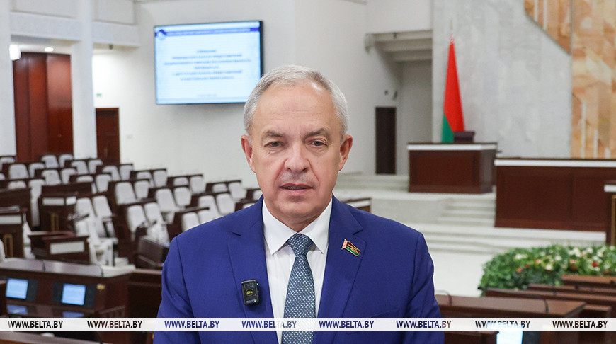 Уборочная кампания, подготовка к учебному году. Сергеенко о задачах депутатов во время работы в округах  class=