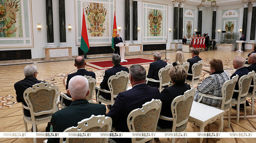 Лукашенко в преддверии Дня народного единства вручил госнаграды заслуженным представителям различных сфер class=