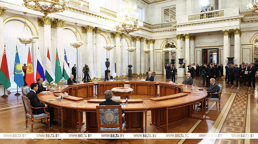 Рабочий визит Лукашенко в Россию продолжился неформальной встречей лидеров стран СНГ в Эрмитаже