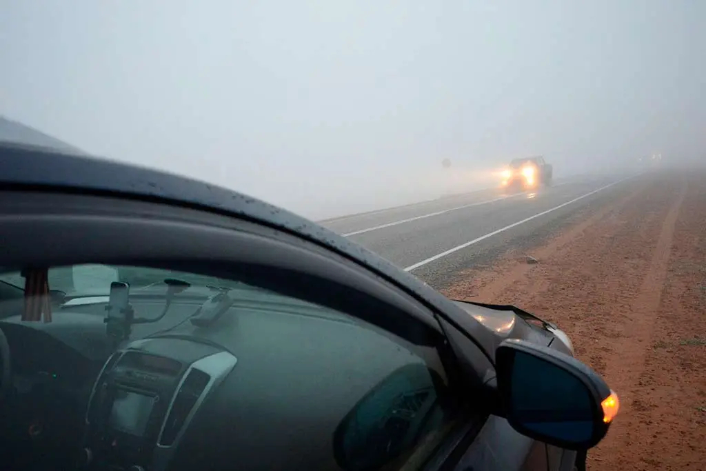 ГАИ напоминает о мерах безопасности на дорогах во время тумана class=