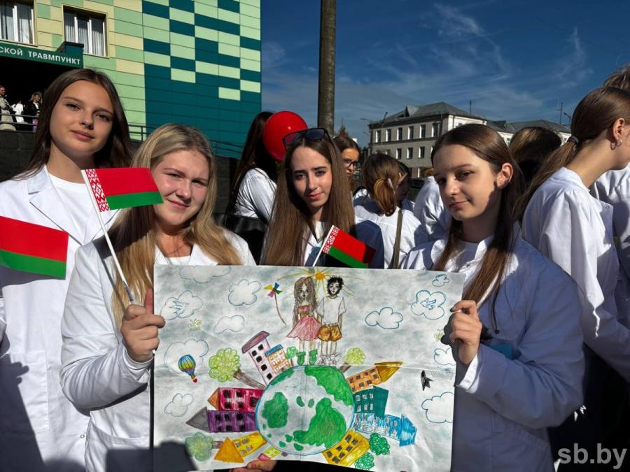 Концерт, песни и дефиле в белорусских костюмах: как в могилевском медколледже отмечают День народного единства class=