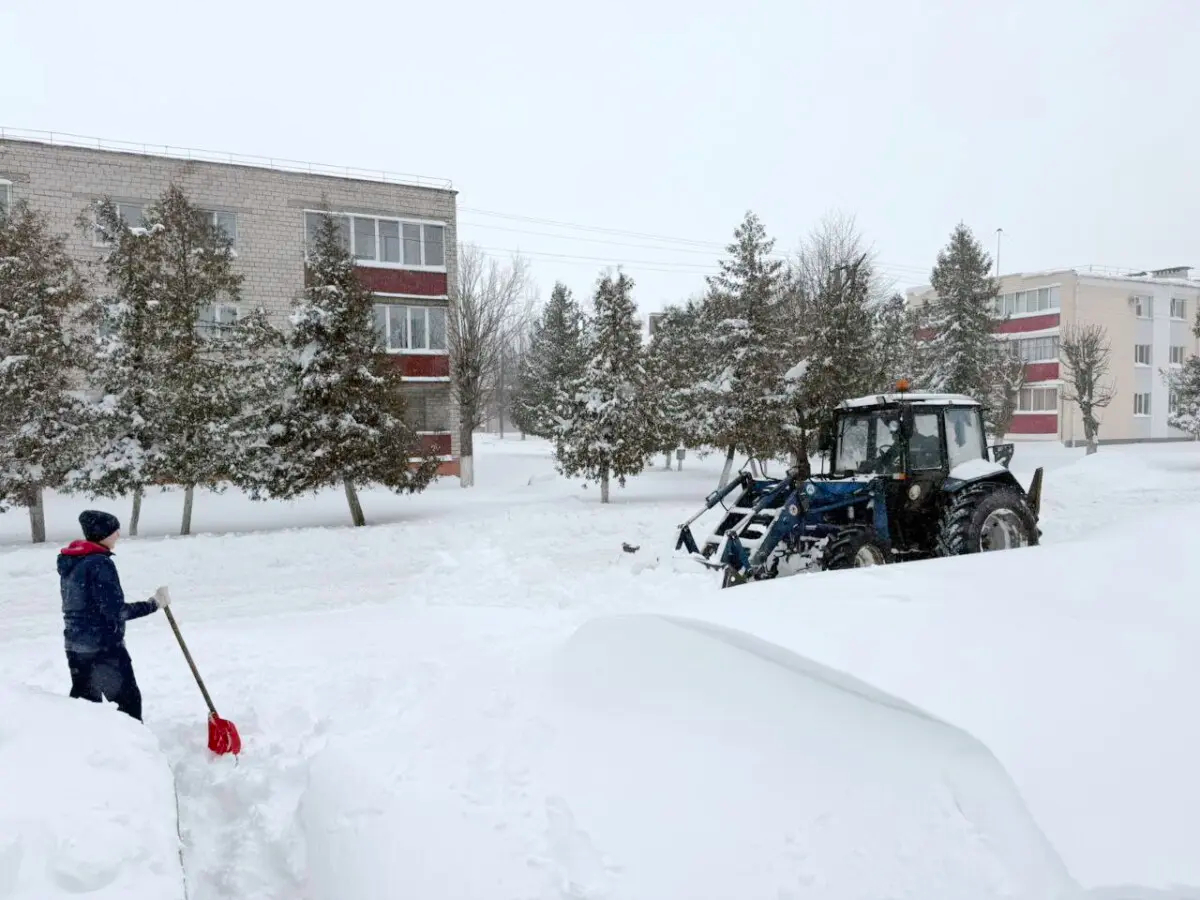 Фотофакт. ПМК-84 оказывает содействие в уборке поселка Туголица