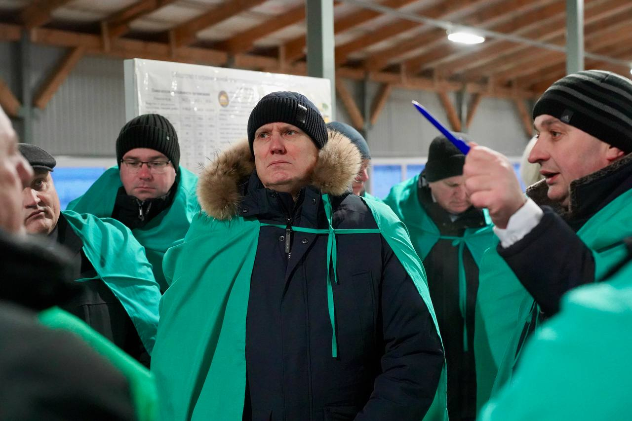 Анатолий Исаченко оценил ход строительства профилактория для молодняка КРС в Дрибинском районе. Фото class=